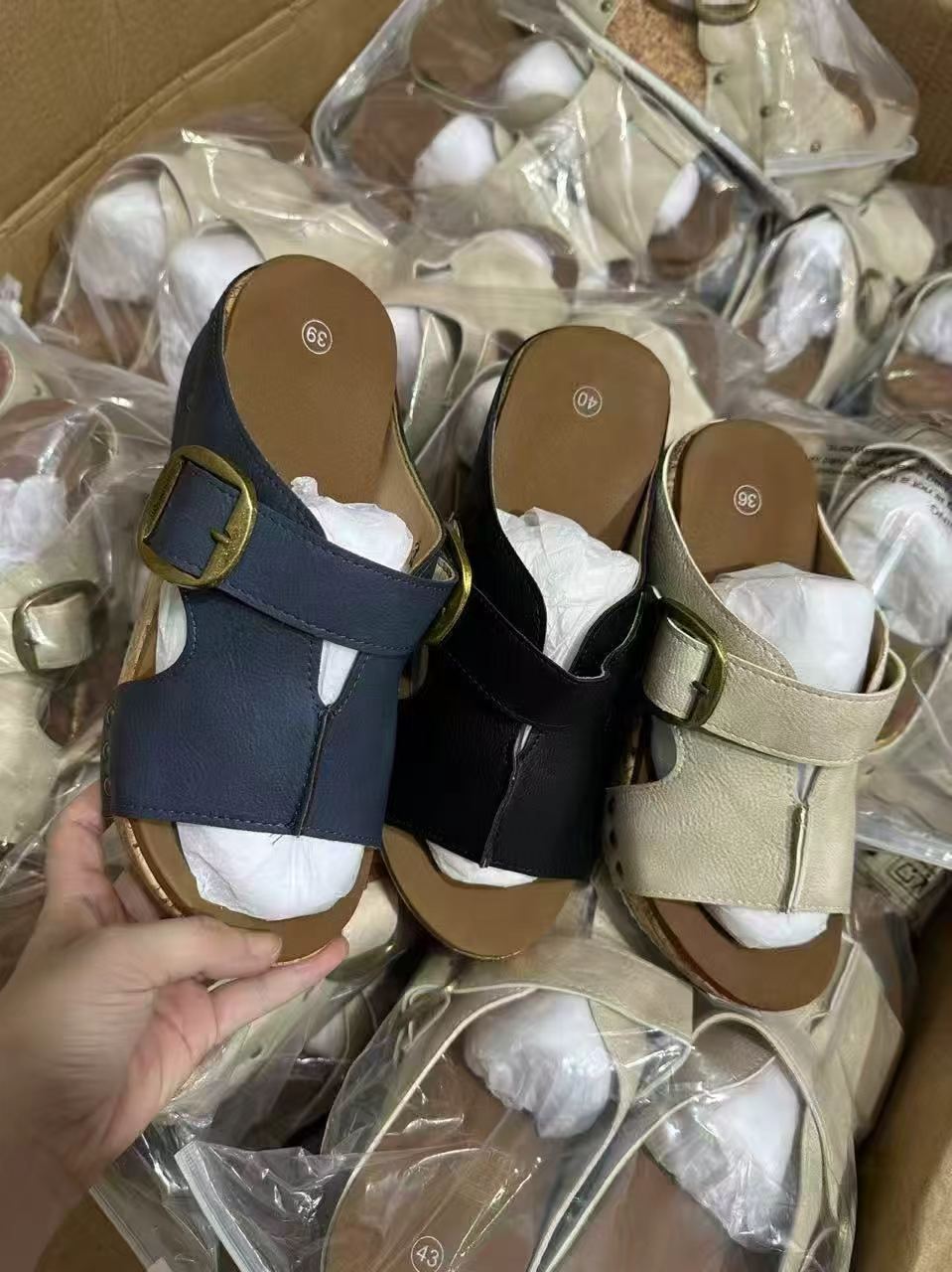 Thick soled leather buckle casual beach slippers E1288