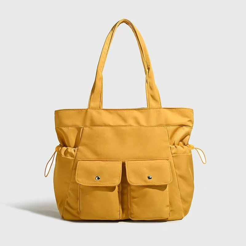 T588-1127    Minimally designed shoulder bag for commuting