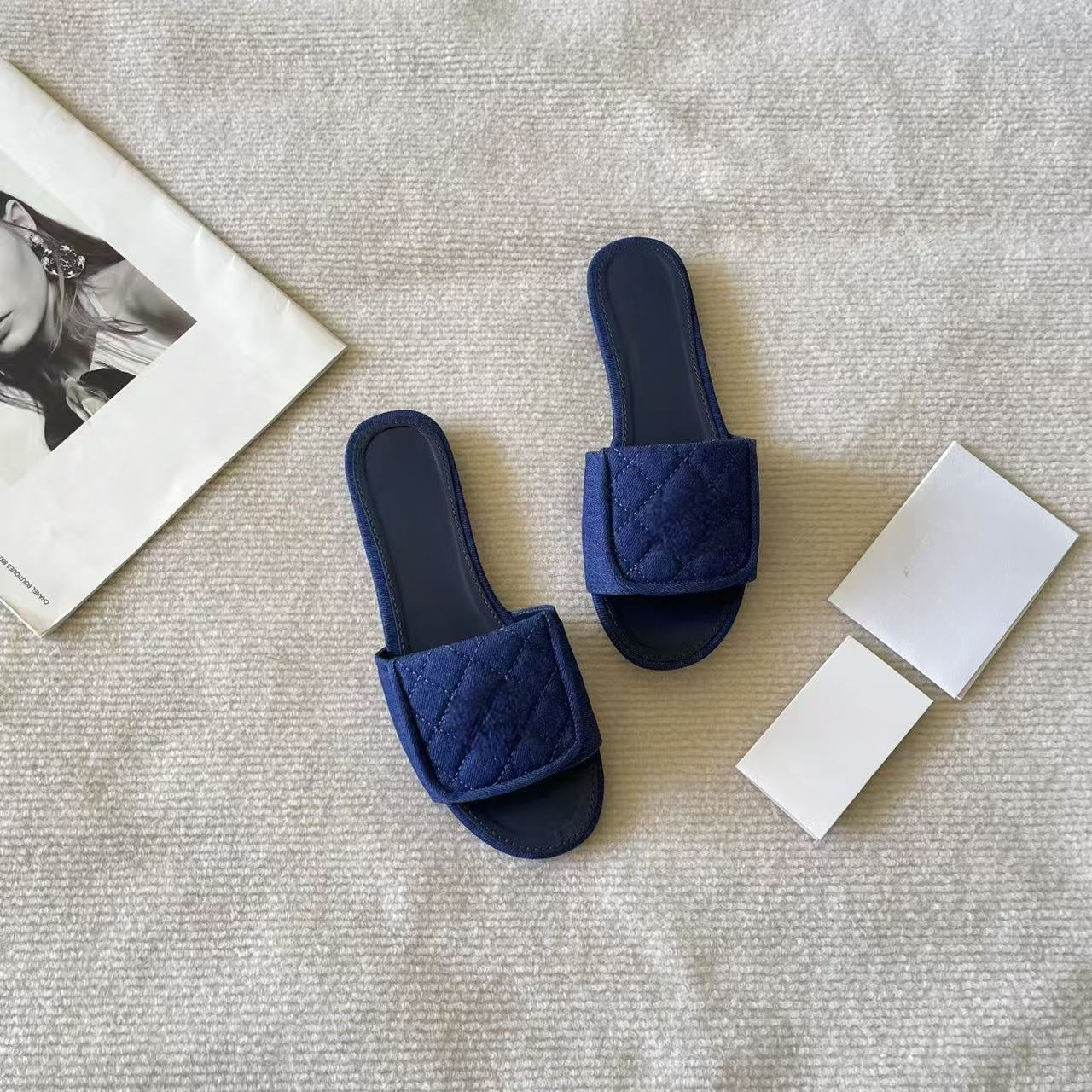 T588-1252 Flat bottomed slippers for casual wear with a straight drag