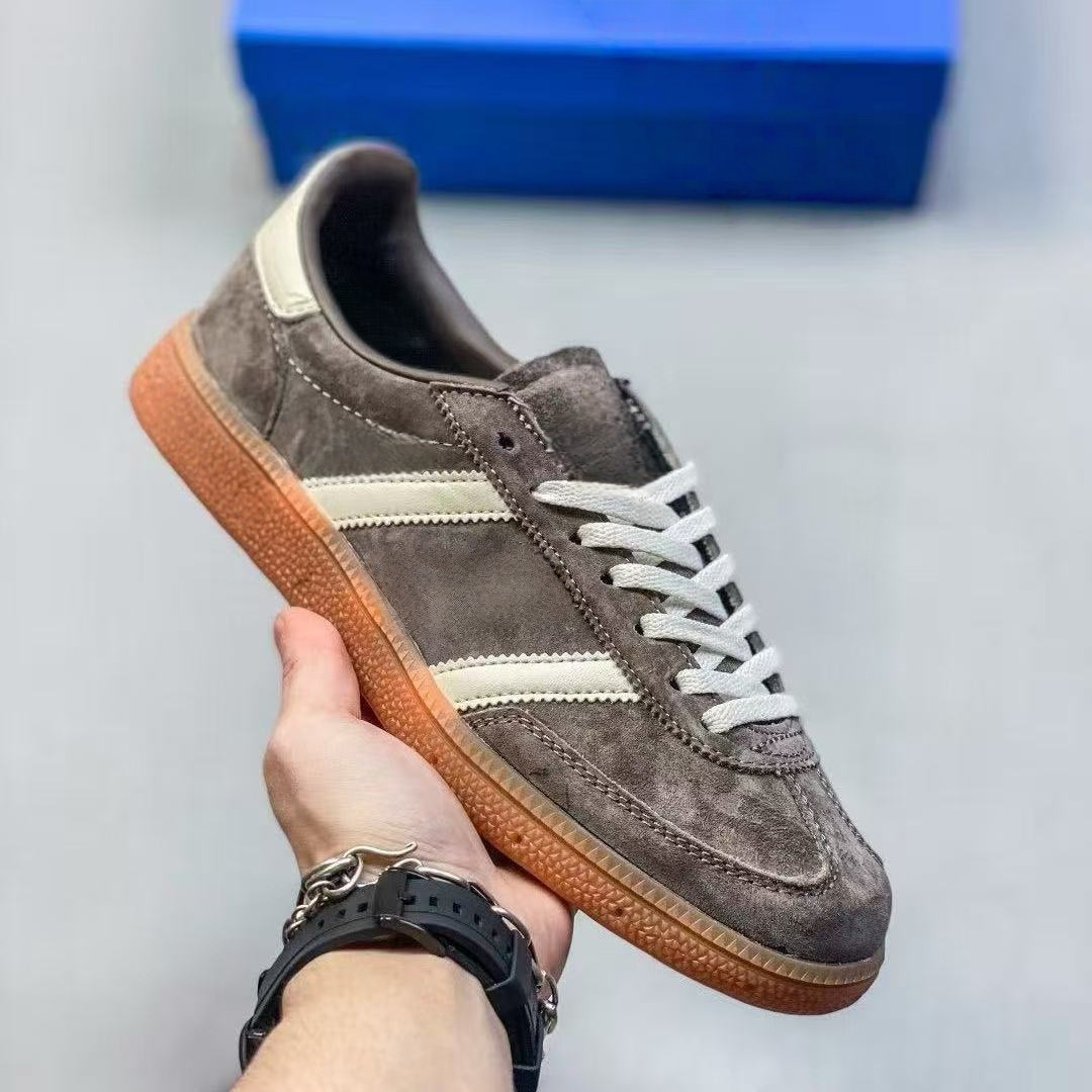 T588-1230  Casual, loose, comfortable, soft soled sports shoes