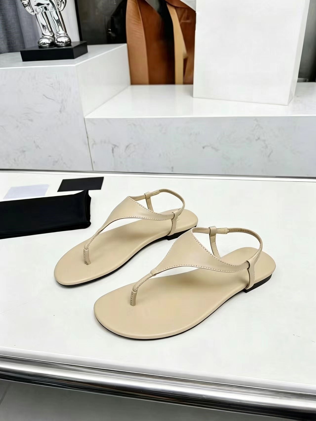 T588-1031    Ladies' sandals with flat bottoms for wearing outside