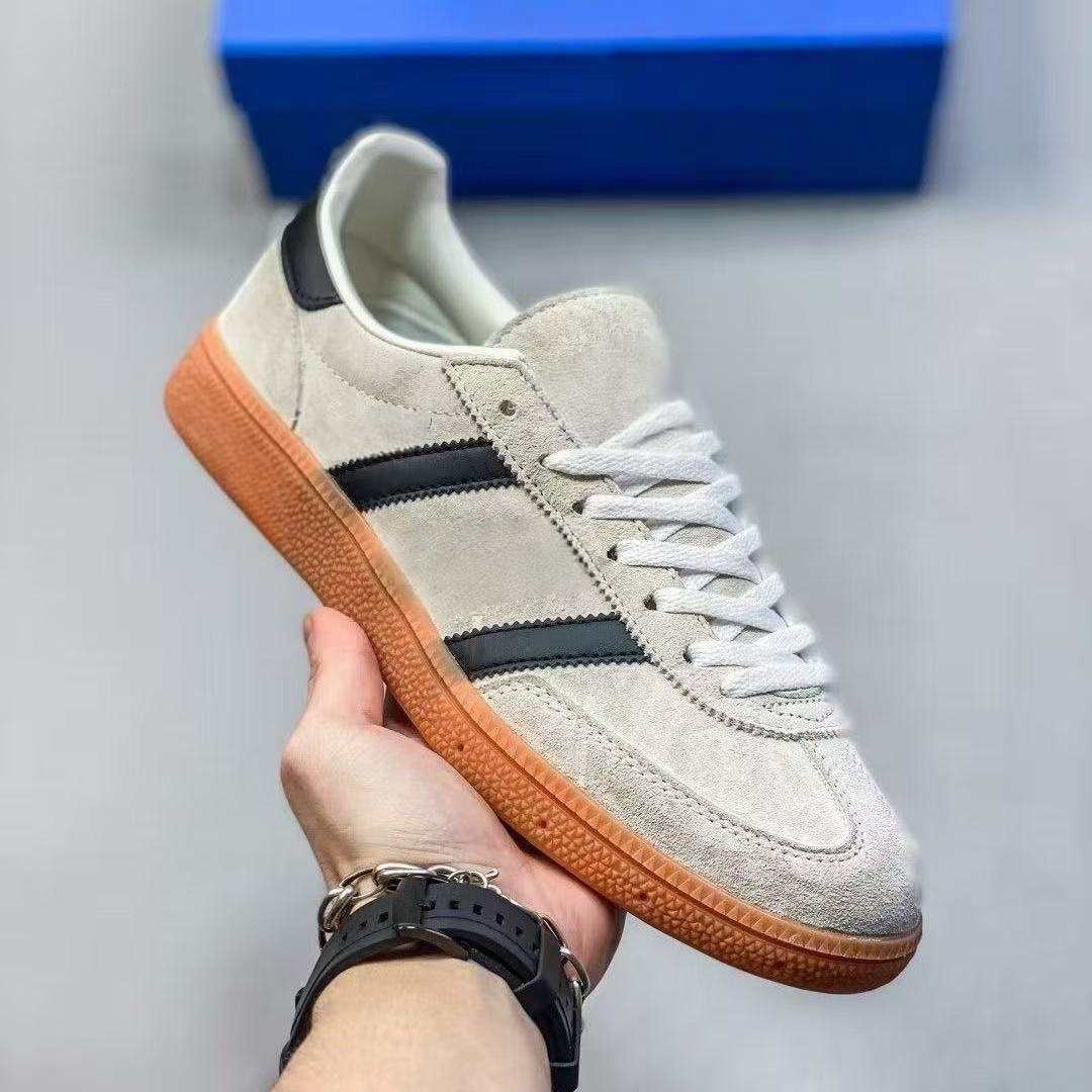 T588-1230  Casual, loose, comfortable, soft soled sports shoes