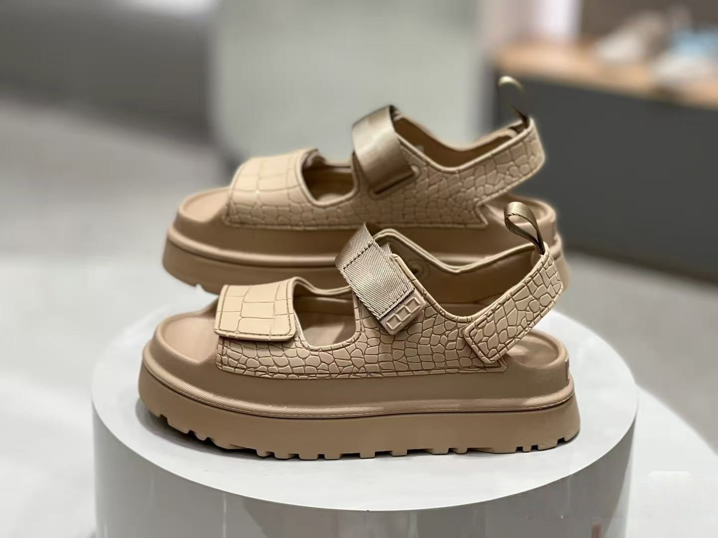 T588-1018   Velcro Thick Bottom Beach Sandals