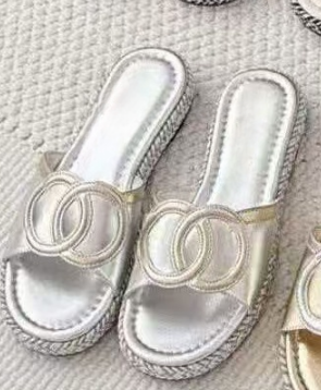 T588-1191  Flat and comfortable sandals that can be worn over slippers