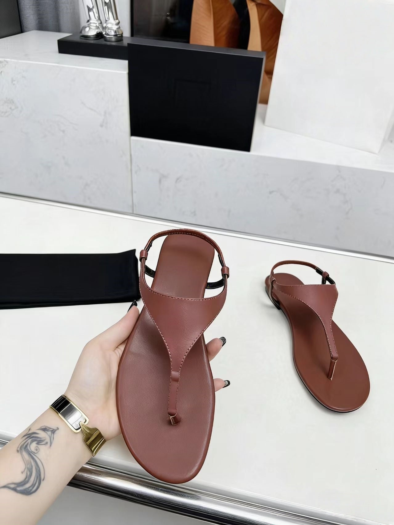 T588-1031    Ladies' sandals with flat bottoms for wearing outside