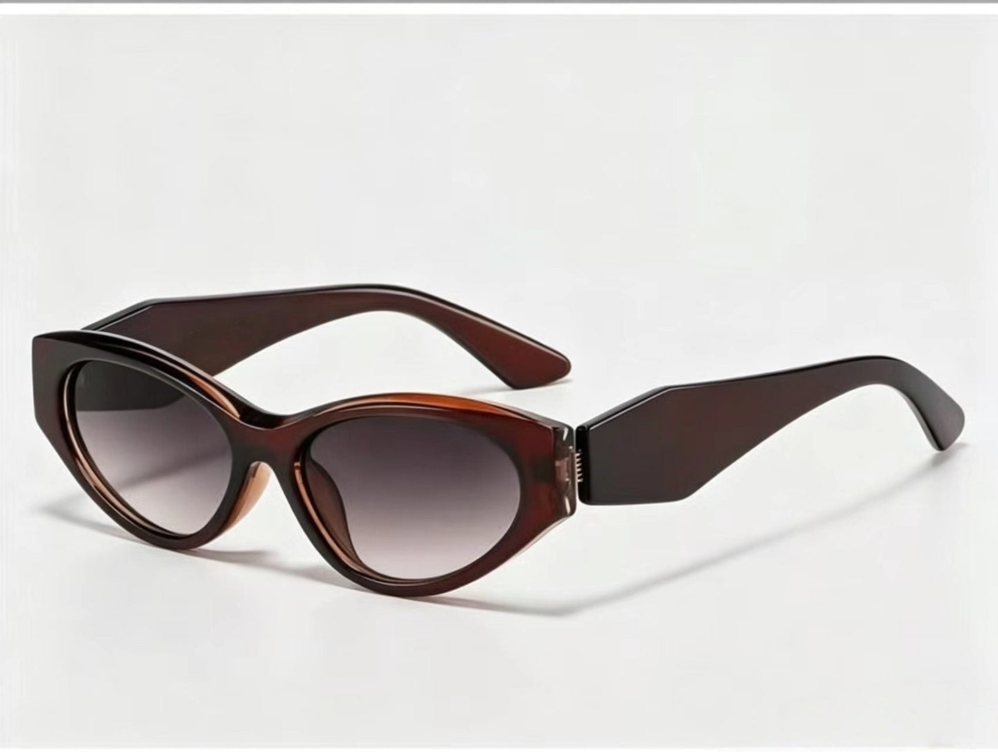 T588-1147 Sun blocking sunglasses with large frames are popular
