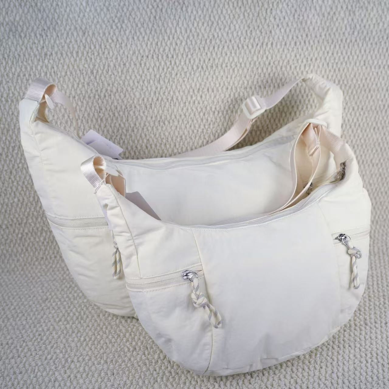 T588-894  Women's diagonal cross bag with cow horns, single shoulder crescent bag