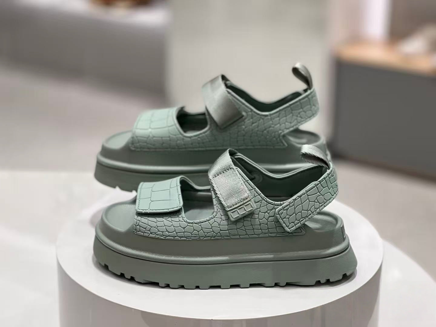 T588-1018   Velcro Thick Bottom Beach Sandals