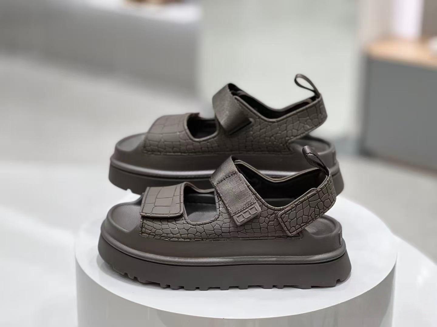 T588-1018   Velcro Thick Bottom Beach Sandals