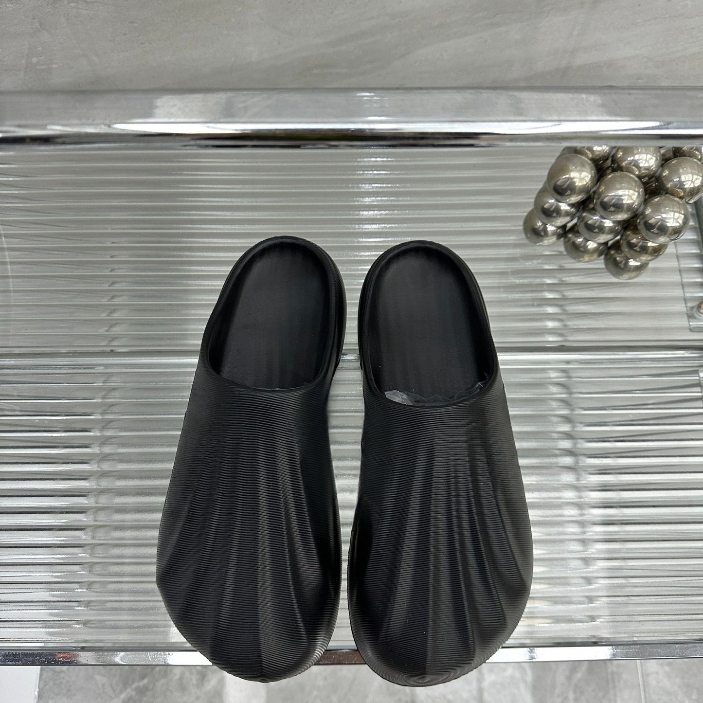 T588-966 Loose colored thick soled sports shoes