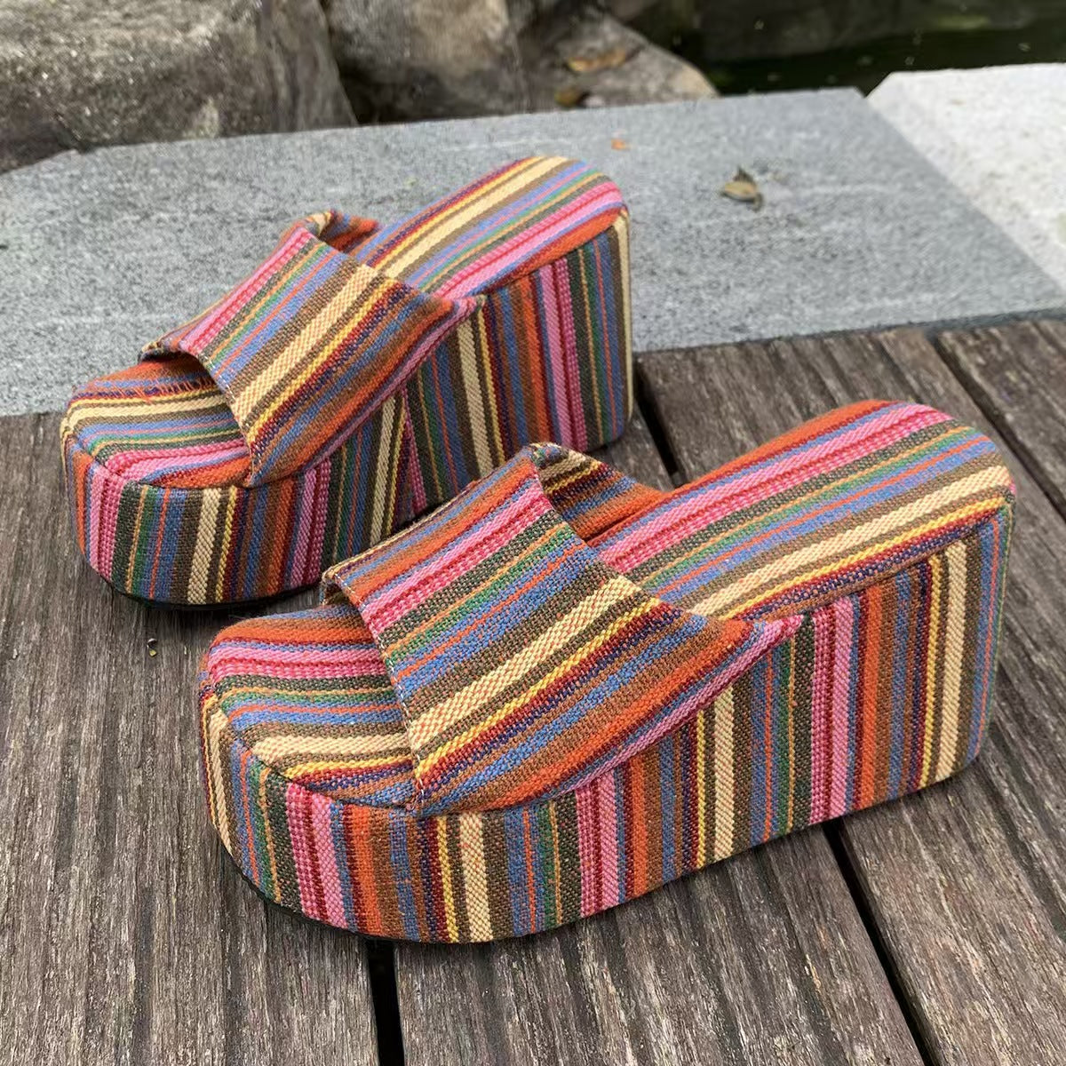 T588-1121  Thick soled slippers are versatile and retro for wearing on the outside