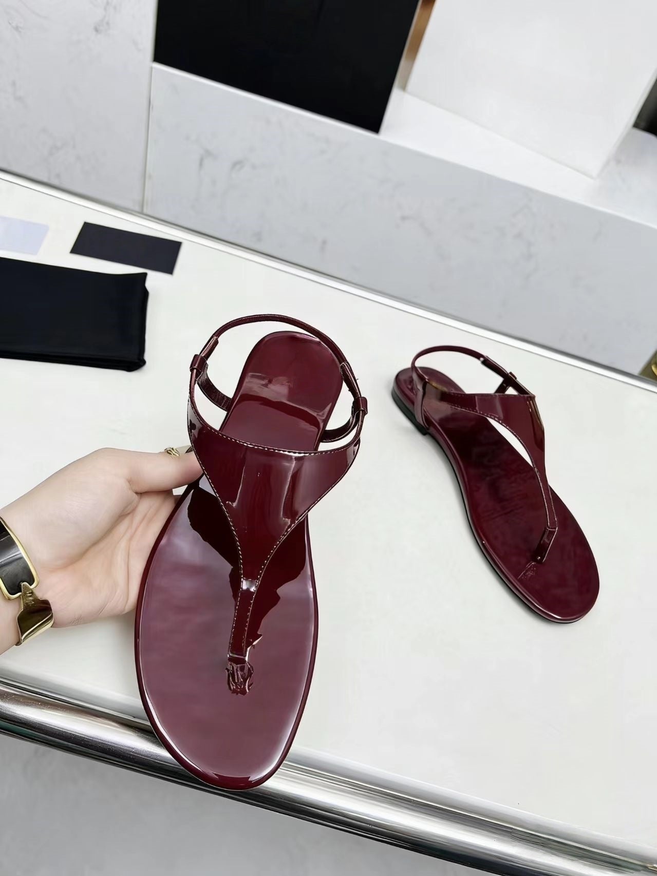 T588-1031    Ladies' sandals with flat bottoms for wearing outside