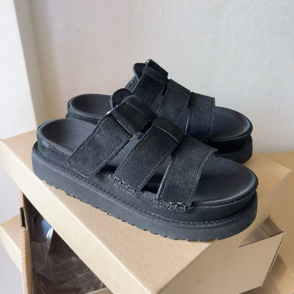 T588-1013Thick soled new one-piece slippers for casual and versatile wear